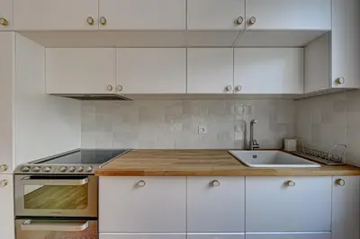 Cuisine ou kitchenette dans l'établissement Appartement parisien lumineux proche métro