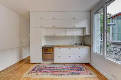 Cuisine ou kitchenette dans l'établissement Appartement parisien lumineux proche métro