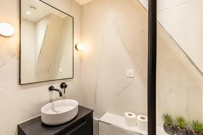 Salle de bains dans l'établissement GuestReady - Élysée Palace Marble Haven