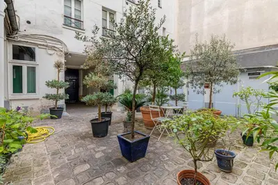 Jardin de l'établissement GuestReady - Élysée Palace Marble Haven