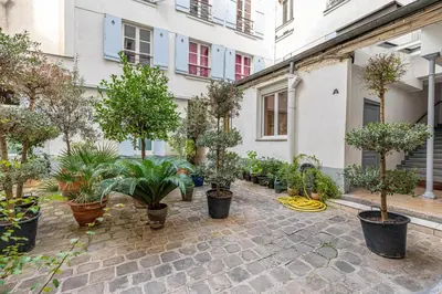 Jardin de l'établissement GuestReady - Élysée Palace Marble Haven
