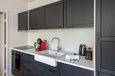 Cuisine ou kitchenette dans l'établissement Stylish 2 Bedroom Apartment in Paris