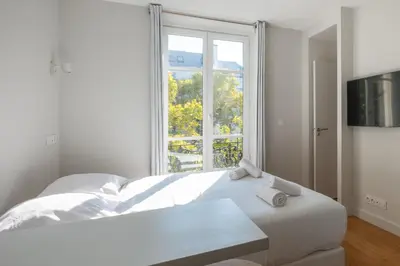 Un ou plusieurs lits dans un hébergement de l'établissement Stylish 2 Bedroom Apartment in Paris