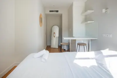 Un ou plusieurs lits dans un hébergement de l'établissement Stylish 2 Bedroom Apartment in Paris
