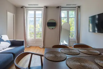 Télévision ou salle de divertissement dans l'établissement Stylish 2 Bedroom Apartment in Paris
