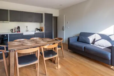 Cuisine ou kitchenette dans l'établissement Stylish 2 Bedroom Apartment in Paris