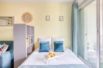 Un ou plusieurs lits dans un hébergement de l'établissement Super appartement avec vue sur la Tour Eiffel