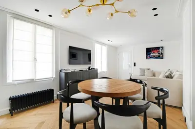 Télévision ou salle de divertissement dans l'établissement TheLander Serviced Apartments in Saint-Germain des Près - Rue Jacob