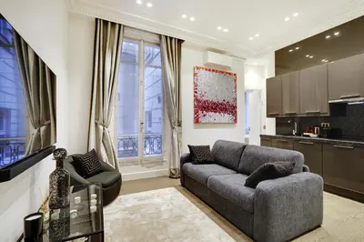 Télévision ou salle de divertissement dans l'établissement Pick A Flat's Apartment in Triangle d'Or - Pierre 1er de Serbie