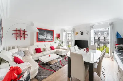 Télévision ou salle de divertissement dans l'établissement Appartement Haussmannien - dernier étage