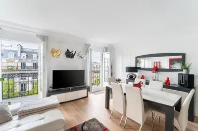Télévision ou salle de divertissement dans l'établissement Appartement Haussmannien - dernier étage