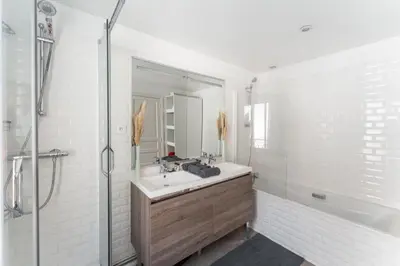 Salle de bains dans l'établissement Appartement Haussmannien - dernier étage