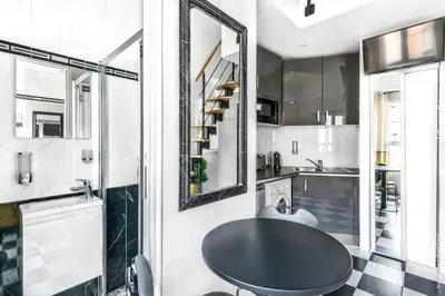 Cuisine ou kitchenette dans l'établissement Studio Colisee - Champs Elysees by B'Your Home