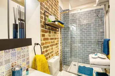 Salle de bains dans l'établissement Escale à Paris Metro & Parking