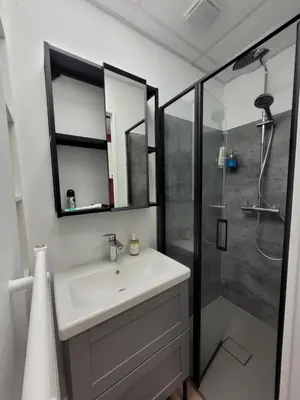 Salle de bains dans l'établissement Studio bien équipé au calme à Montmartre