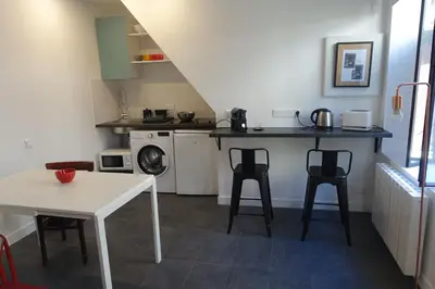 Cuisine ou kitchenette dans l'établissement Cité Pilleux - Cozy Apartment in a private lane