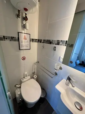 Salle de bains dans l'établissement Paris 17ème - STUDIO compact 10m2 -110 sqf - coeur BATIGNOLLES - ideal SOLO traveler