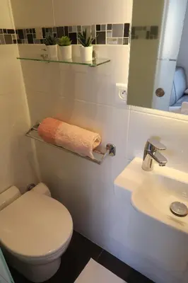 Salle de bains dans l'établissement Paris 17ème - STUDIO compact 10m2 -110 sqf - coeur BATIGNOLLES - ideal SOLO traveler