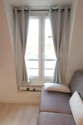Coin salon dans l'établissement Paris 17ème - STUDIO compact 10m2 -110 sqf - coeur BATIGNOLLES - ideal SOLO traveler
