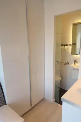 Salle de bains dans l'établissement Paris 17ème - STUDIO compact 10m2 -110 sqf - coeur BATIGNOLLES - ideal SOLO traveler