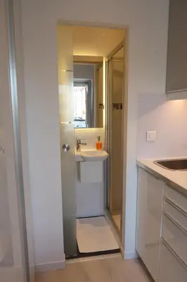 Cuisine ou kitchenette dans l'établissement Paris 17ème - STUDIO compact 10m2 -110 sqf - coeur BATIGNOLLES - ideal SOLO traveler