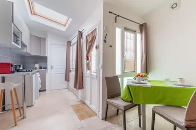 Cuisine ou kitchenette dans l'établissement Nid d'amour - à 900m de la Tour Eiffel