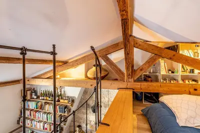 Bibliothèque dans l'appartement