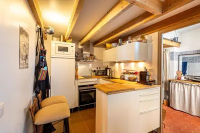 Cuisine ou kitchenette dans l'établissement GuestReady - Charming apartment with mezzanine