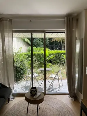 Jardin de l'établissement Agréable et moderne studio à Neuilly avec jardin