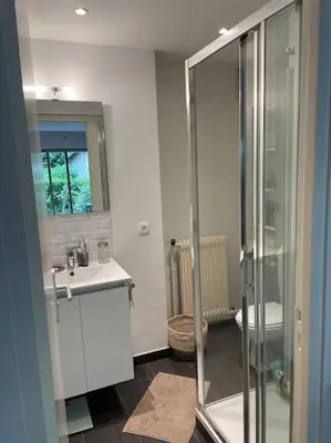 Salle de bains dans l'établissement Agréable et moderne studio à Neuilly avec jardin