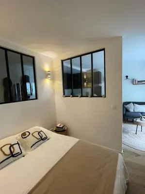 Un ou plusieurs lits dans un hébergement de l'établissement Agréable et moderne studio à Neuilly avec jardin