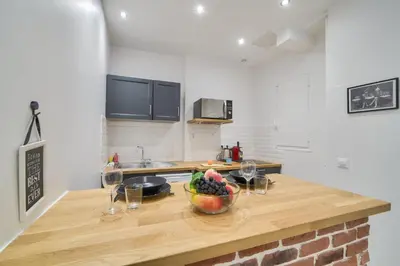 Cuisine ou kitchenette dans l'établissement ParisConciergerie - Studio Champs Elysees