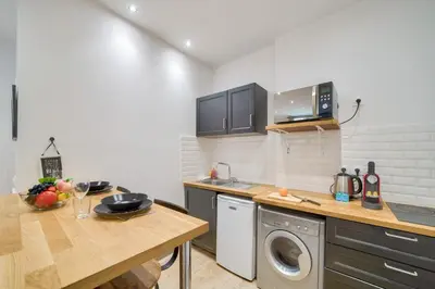 Cuisine ou kitchenette dans l'établissement ParisConciergerie - Studio Champs Elysees