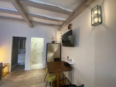 Télévision ou salle de divertissement dans l'établissement Paris Marais Arev