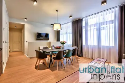 Télévision ou salle de divertissement dans l'établissement 138 - Urban Beautiful Duplex in Saint Germain