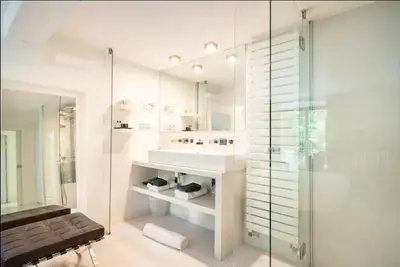 Salle de bains dans l'établissement Villa Alesia