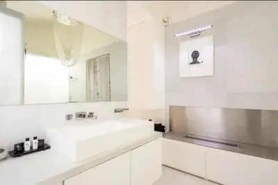 Salle de bains dans l'établissement Villa Alesia