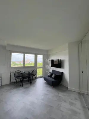 Télévision ou salle de divertissement dans l'établissement Apartment HOME in Paris with View, 15min direct to center