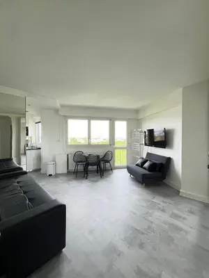 Télévision ou salle de divertissement dans l'établissement Apartment HOME in Paris with View, 15min direct to center