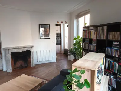 Bibliothèque dans l'appartement