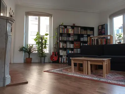 Bibliothèque dans l'appartement