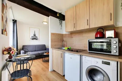 Cuisine ou kitchenette dans l'établissement Studio in the heart of the Marais !