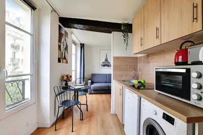 Cuisine ou kitchenette dans l'établissement Studio in the heart of the Marais !
