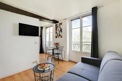 Télévision ou salle de divertissement dans l'établissement Studio in the heart of the Marais !