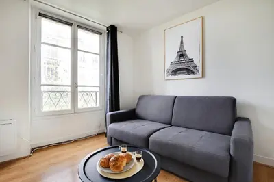 Coin salon dans l'établissement Studio in the heart of the Marais !