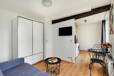 Télévision ou salle de divertissement dans l'établissement Studio in the heart of the Marais !