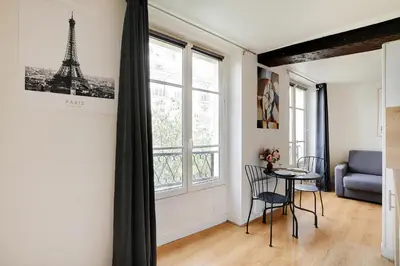 Coin salon dans l'établissement Studio in the heart of the Marais !