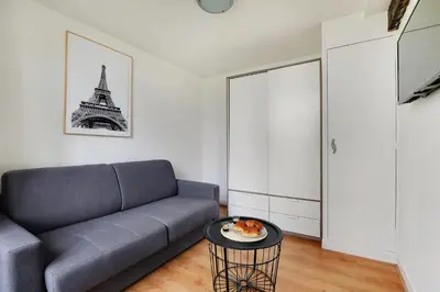 Coin salon dans l'établissement Studio in the heart of the Marais !