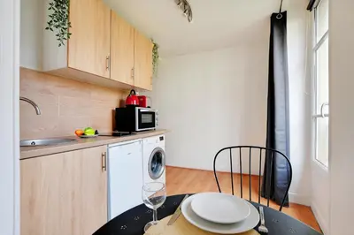 Cuisine ou kitchenette dans l'établissement Studio in the heart of the Marais !