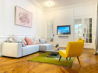 Télévision ou salle de divertissement dans l'établissement Spacious 2 bedroom apartment Champs Elysees and Golden Triangle